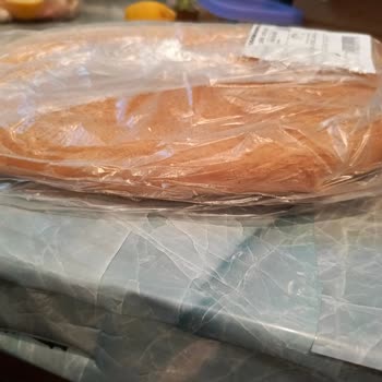 Migros Sanal Market'te Et Ürünleri Temizlenmemiş Ve Parçalanmamış, Ekmekler Eziliyor