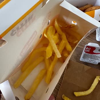 Yabancı Madde İçeren Burger Ve Eksik Patates İçin İade Talebi