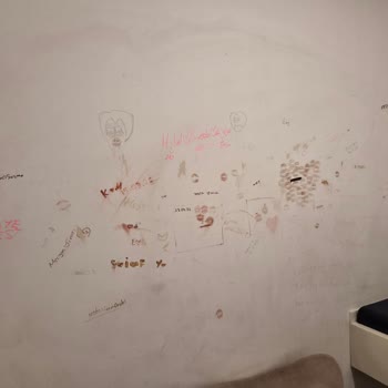 Kastamall AVM Bebek Bakım Odasının Duvarlarındaki Uygunsuz İzler