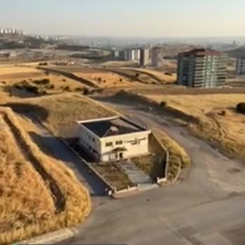 Kuzey Yıldızı Yenimahalle Evi Çatısı Ve Bahçesindeki Ağaçlar