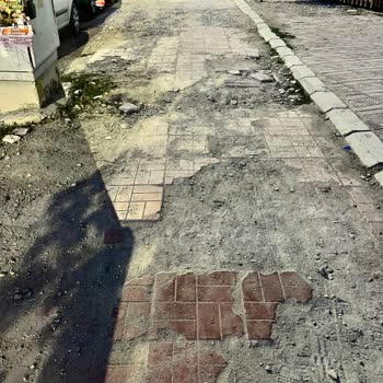İpekyolu’da Çukurlu Kaldırımlar Engellileri Ve Bebek Arabalarını Tehlikeye Atıyor