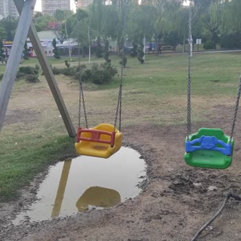 Göksu Çocuk Oyun Parkı’nda Su Birikintileri Ve Patlak Borular Güvenliği Tehlikeye Atıyor