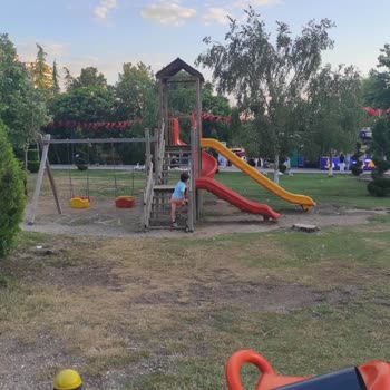 Göksu Çocuk Oyun Parkı’nda Su Birikintileri Ve Patlak Borular Güvenliği Tehlikeye Atıyor