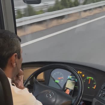 Otobüs Şoförünün Yolculuk Sırasında Görüntülü Konuşması Ve Sigara İçmesi