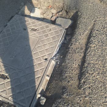 Kırık Altyapı Kapağı Araç Ve Yayalar İçin Tehlike Oluşturuyor