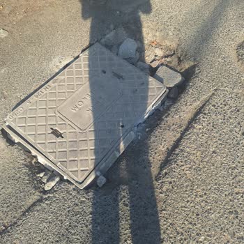Kırık Altyapı Kapağı Araç Ve Yayalar İçin Tehlike Oluşturuyor