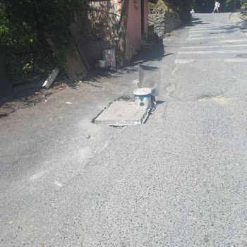 Kırık Altyapı Kapağı Araç Ve Yayalar İçin Tehlike Oluşturuyor