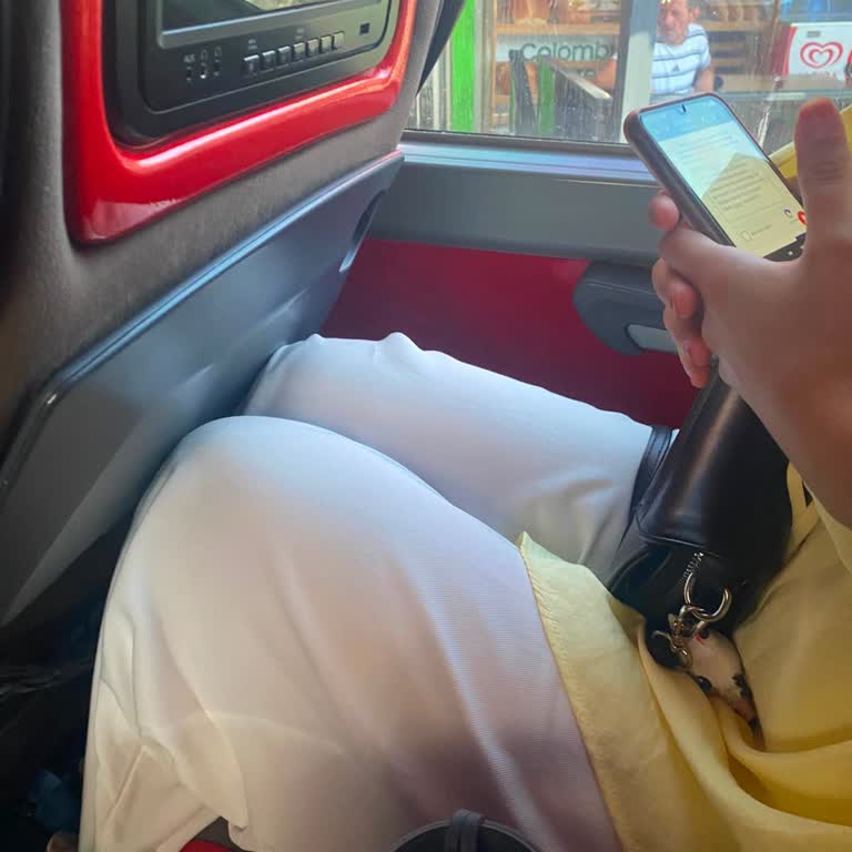 Geriye Eğilen Koltuk Ve Muavinin Sessiz Tutumu Yolcuyu Sıkıştırıyor