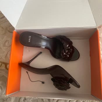 Mango'dan Gelen Kullanılmış Ve Hasarlı Sandalet Şikayeti