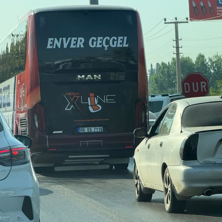 Kırmızı Otobüsün Ani Şerit Değiştirmesi Güvenliğimi Tehlikeye Attı