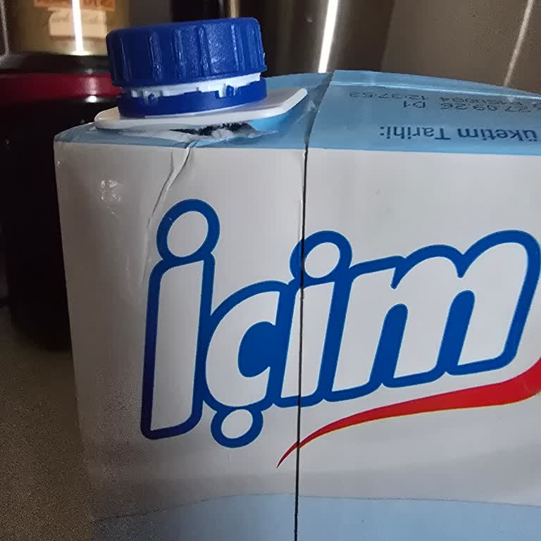 İçim Sütünün Üzerinde Gözle Görülür Bir Ambalaj Yırtığı Vardı