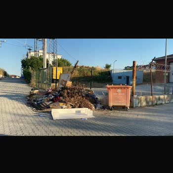 Akpınar Sokakta Çöp Birikimi Ve Yetersiz Aydınlatma