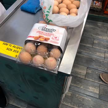 Peynirci Baba’dan Küflü Ve Siyah Yumurta Satışı