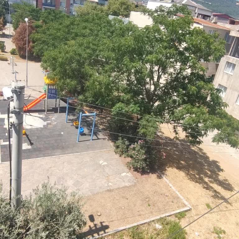 Irmak Mahallesi 38. Sokakta Çöp Birikimi Çocuk Parkını Tehlikeye Atıyor
