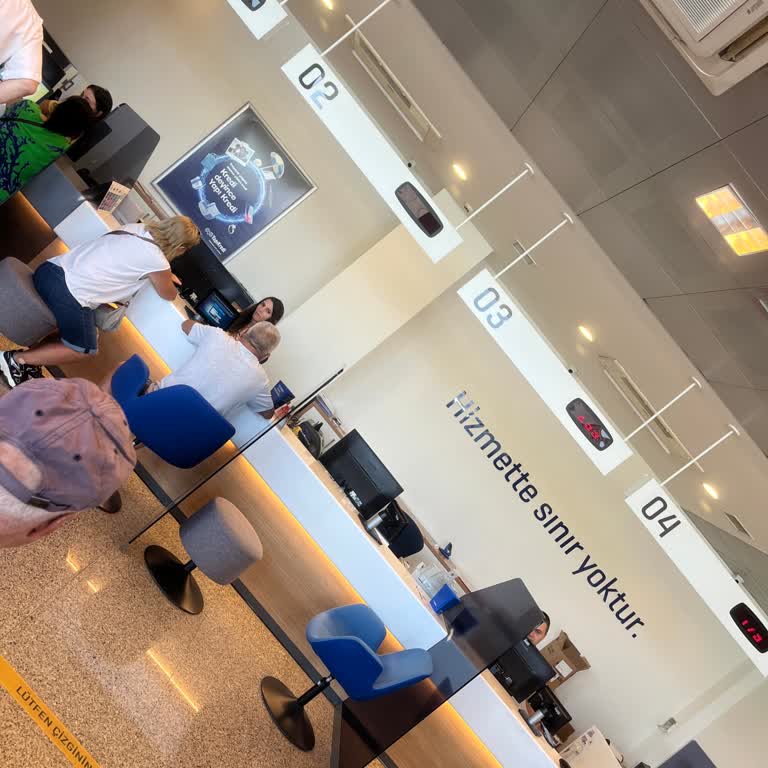 Yalnızca Bir Veznenin Çalışması Ve Kaba Personel Nedeniyle Uzun Bekleme Süresi