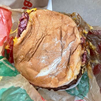 Burger King'de Ezilmiş Ekmek Ve Buz Gibi Hamburger Şikayeti