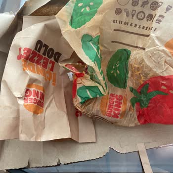 Burger King'de Ezilmiş Ekmek Ve Buz Gibi Hamburger Şikayeti