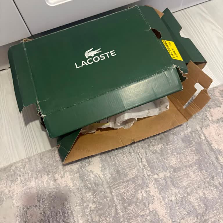 Lacoste Ayakkabısı Hasarlı Kutu İle Geldi: Özensiz Paketleme