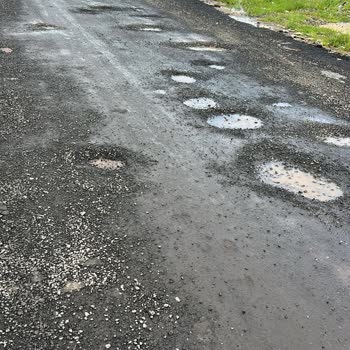 Yenişehir Belediyesi'nin Asfalt İhmali Yol Ve Araç Sağlığını Tehdit Ediyor