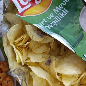 Lays Paketi İçindeki Mor Ve Yeşil Parçalar Hijyenik Olmadığı İçin Güven Kırıldı