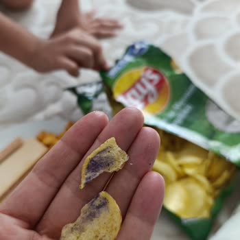 Lays Paketi İçindeki Mor Ve Yeşil Parçalar Hijyenik Olmadığı İçin Güven Kırıldı