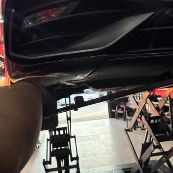 Güneşli Garaj’da Seat Leon Body Kit Montajı Sonrası Özensiz İş Ve Patlayan Lastik