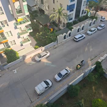 Mahmutlar’da Dar Kaldırımlar Ve Araç İstirakları Yaya Güvenliğini Tehdit Ediyor