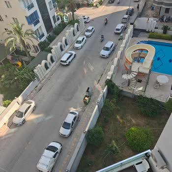 Mahmutlar’da Dar Kaldırımlar Ve Araç İstirakları Yaya Güvenliğini Tehdit Ediyor