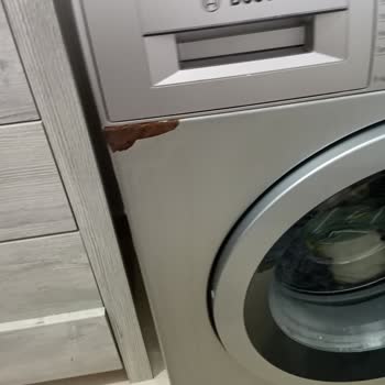 Bosch Çamaşır Makinesinde Kapak Çürümesi Ücretli Değişim Talebi