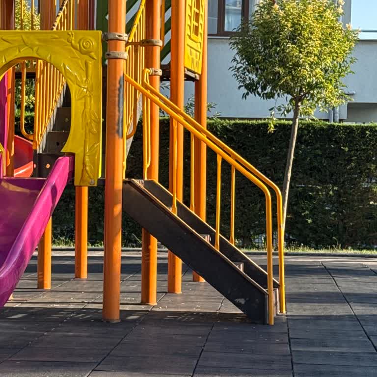 Mehmet Akif Ersoy Çocuk Parkı'nda Eksik Korkuluklar Çocuk Güvenliğini Tehdit Ediyor