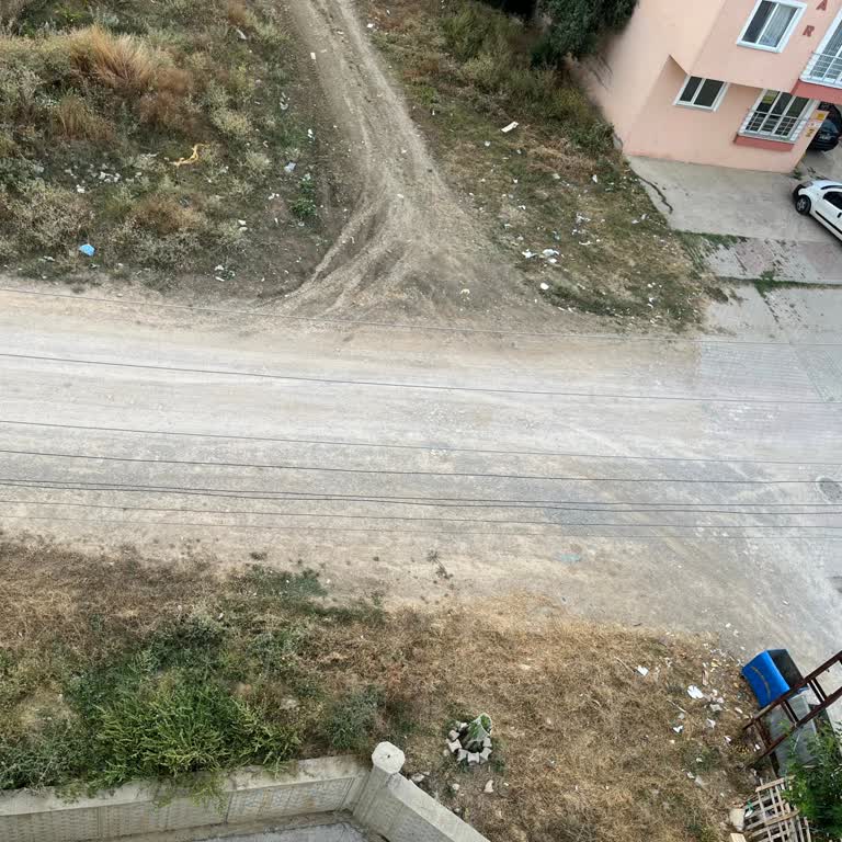 Elmadağ Sokak’taki Tozlu Yol Sağlık Ve Konforu Olumsuz Etkiliyor