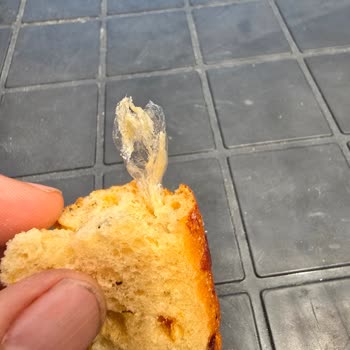 Ekmeğin İçinde Plastik Parça Bulunması Gıda Güvenliğini Tehlikeye Atıyor