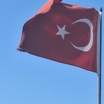 Galata Köprüsü'nde Kirli Ve Yırtık Bayraklar İçin Acil Müdahale