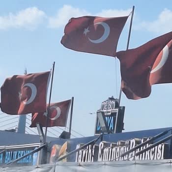 Galata Köprüsü'nde Kirli Ve Yırtık Bayraklar İçin Acil Müdahale