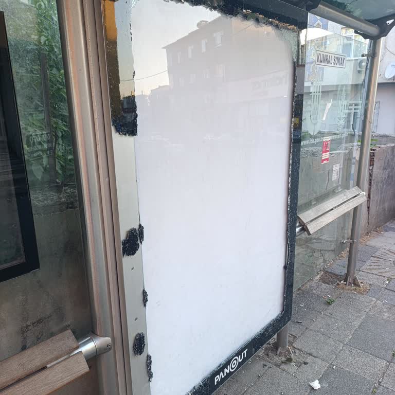 İnkılap Mahallesi Otobüs Durağının Kırık Camları Acilen Onarılmalı