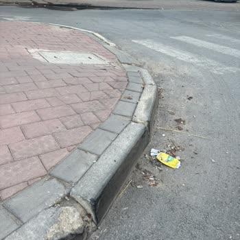 Barış Sokak Kaldırımındaki Kırık Araç Hasarına Yol Açıyor