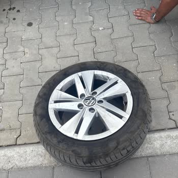 Barış Sokak Kaldırımındaki Kırık Araç Hasarına Yol Açıyor