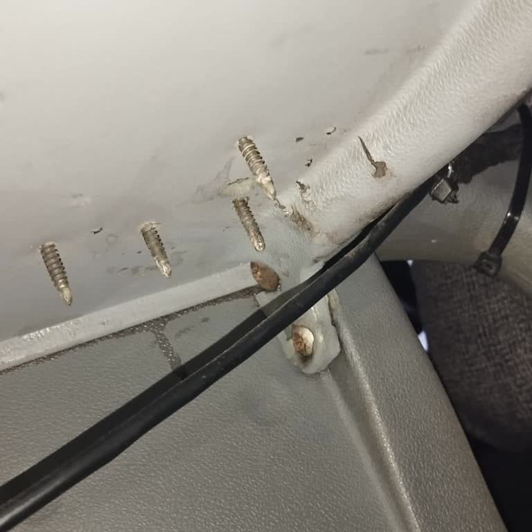 Tehlikeli Sivri Vidalar Otobüs Koltuğunda Ayak Yaralanmasına Sebep Oldu