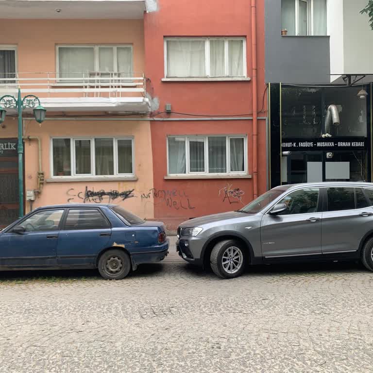 Deliklitaş Mahallesi'nde Hurda Araçlar Park Alanlarını İşgal Ediyor