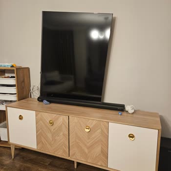 Duvara Monte TV Aparatı Kırıldı, Güvenli Değişim Ücretsiz Olmalı