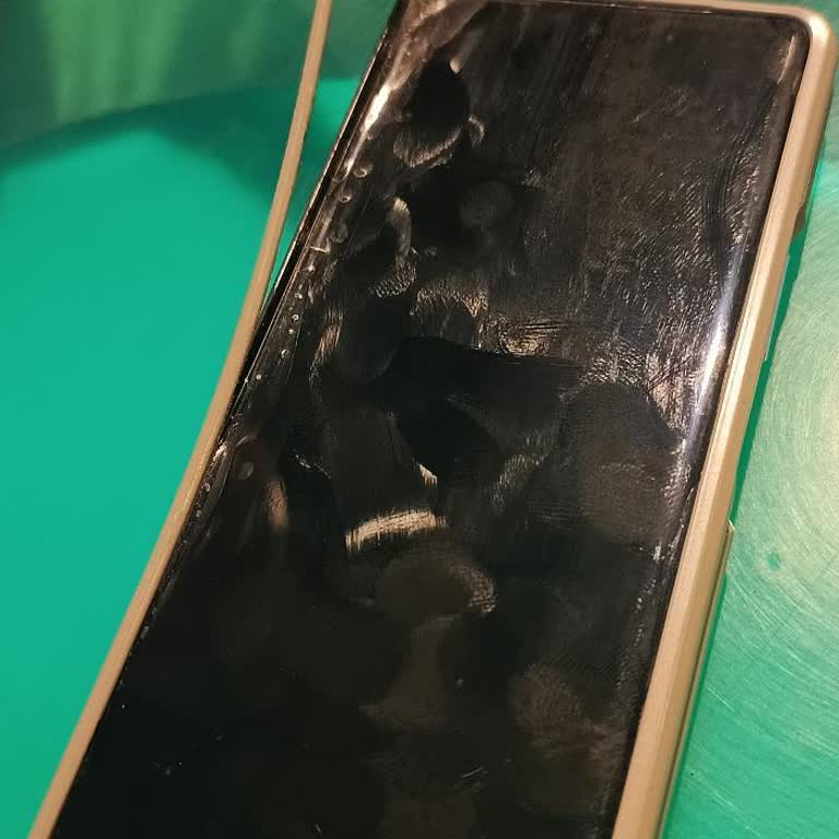 Tecno Fold 2 Modelinde Orijinal Kılıf Ve Ekran Koruyucu Yokluğu Müşteriyi Mağdur Ediyor