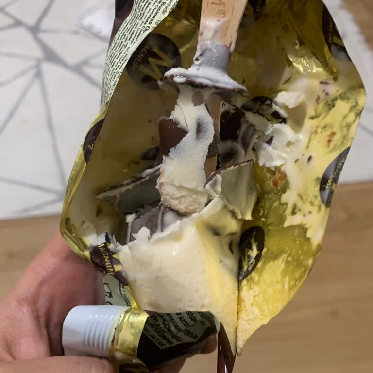 Magnum Classic Mini Dondurmasında Yarı Eksik Ve Erimiş Parçalar