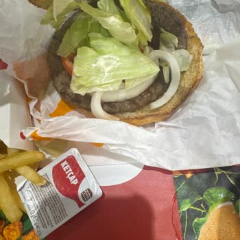Balçova Burger King Şubesinde Kalitesiz Hamburger Ve Agresif Personel Şikayeti