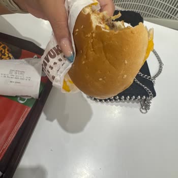 Balçova Burger King Şubesinde Kalitesiz Hamburger Ve Agresif Personel Şikayeti