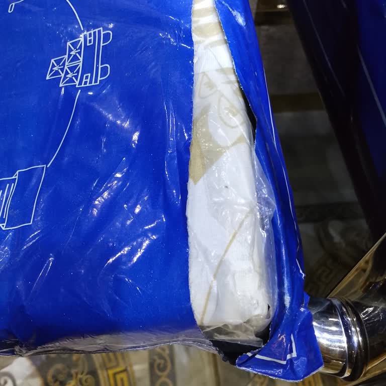 Kargodaki Yırtık Poşet Ve Kirli Nevresim Takımı Teslimatı