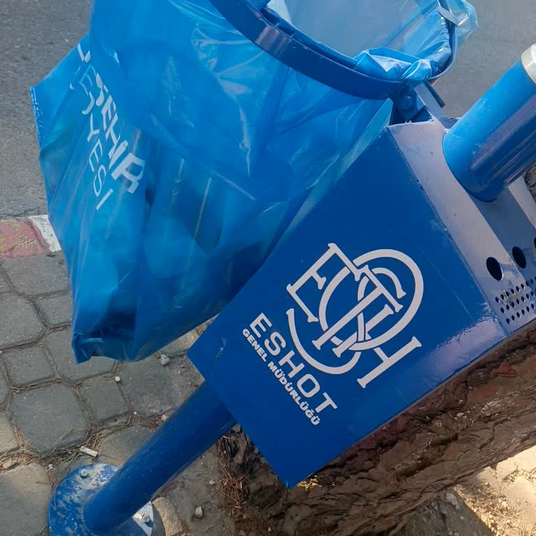 İzmir Ulucak Güneş Durağında Çöp Kutusu Sorunu Sonunda Çözüldü