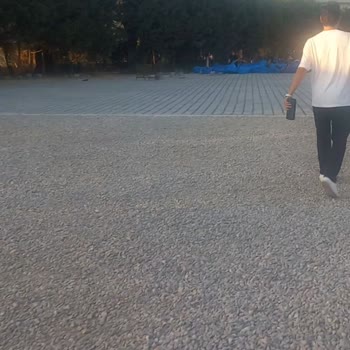 Tarihi Havagazı Fabrikası Bahçesinin Çim Alanı Betonla Değiştirildi
