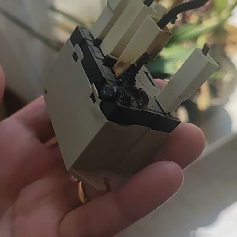 Toroslar Elektrik Kesintileri Nedeniyle 2 Bin TL’lik Zararımın Tazmini Talep Ediyorum