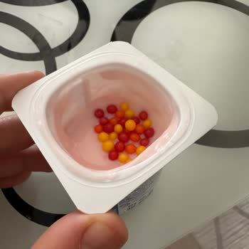 Danone Mix Yoğurt Kutusu Yarım Dolu, Tüketiciyi Yanıltıyor