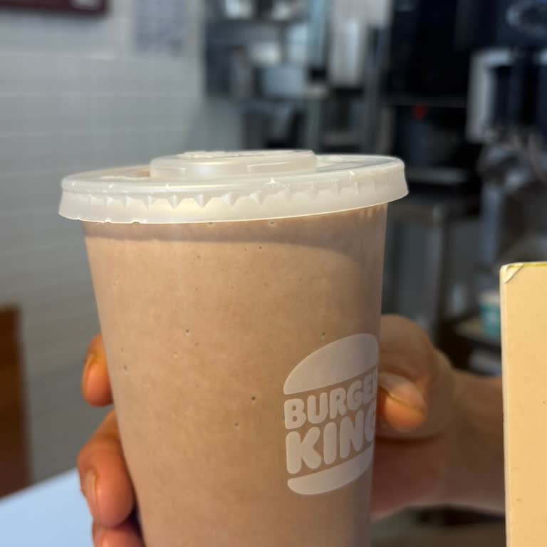 İzmir Menderes Şubesinde Çikolatalı Milkshake Görseli Ve Gerçek Sunum Arasındaki Fark